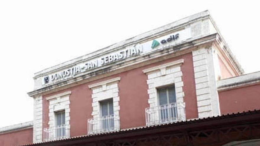 Adif repara la cubierta  del edificio actual de Atotxa