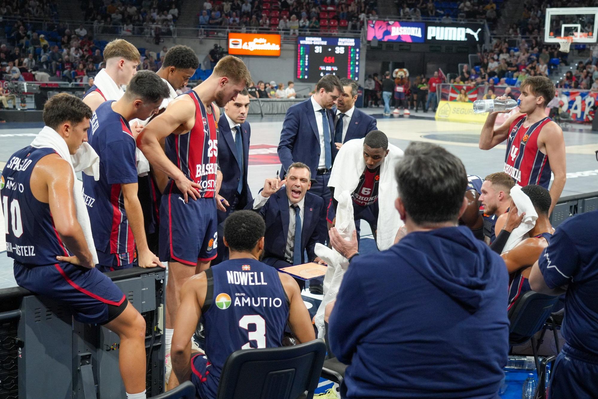 Todas las fotos del Baskonia-Partizan en el Buesa Arena