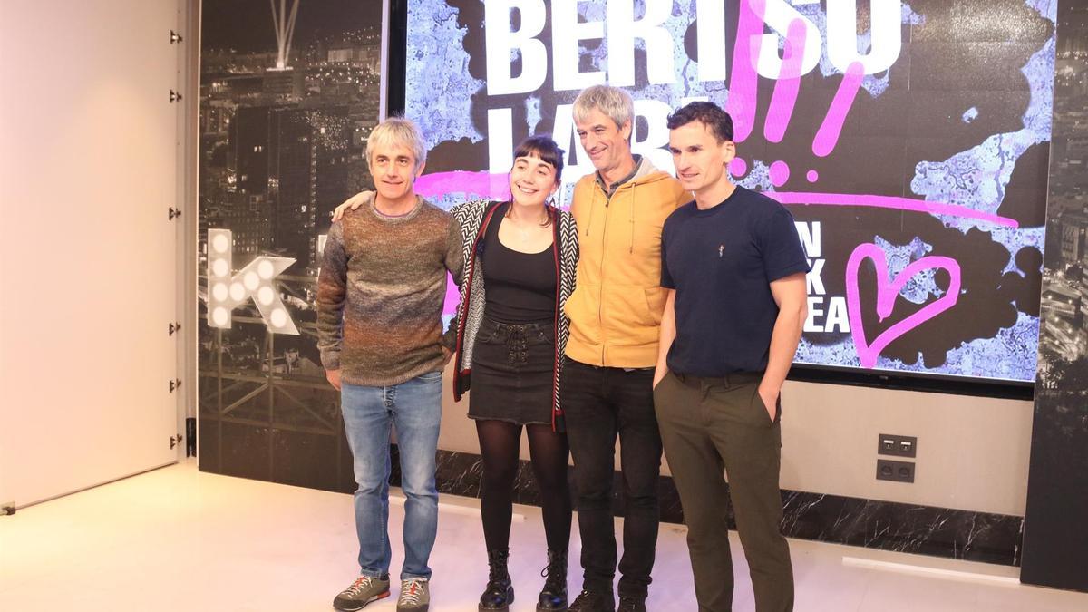 Bertsolari Gazteen 33. BBK Sariketa azaroaren 3an hasiko da eta 13 taldek parte hartuko dute. Bertsolari Gazteen 33. BBK Sariketa azaroaren 3an hasiko da eta 13 taldek parte hartuko dute.