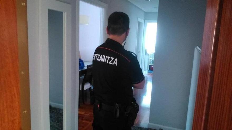 Vuelve de vacaciones y sorprende a un ladrón en su casa en Bilbao