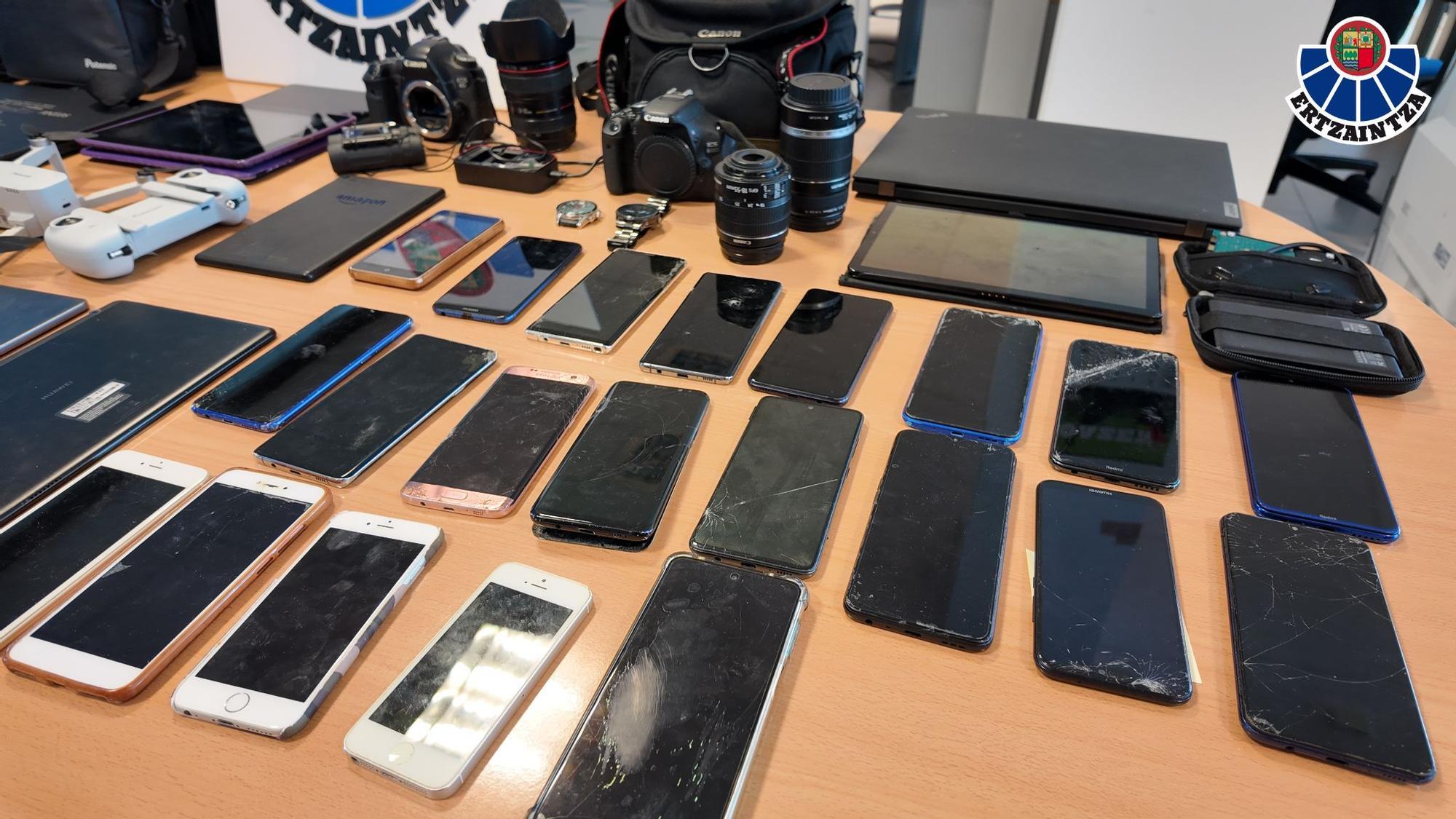 Dispositivos electrónicos incautados a la banda que operaba en Bizkaia