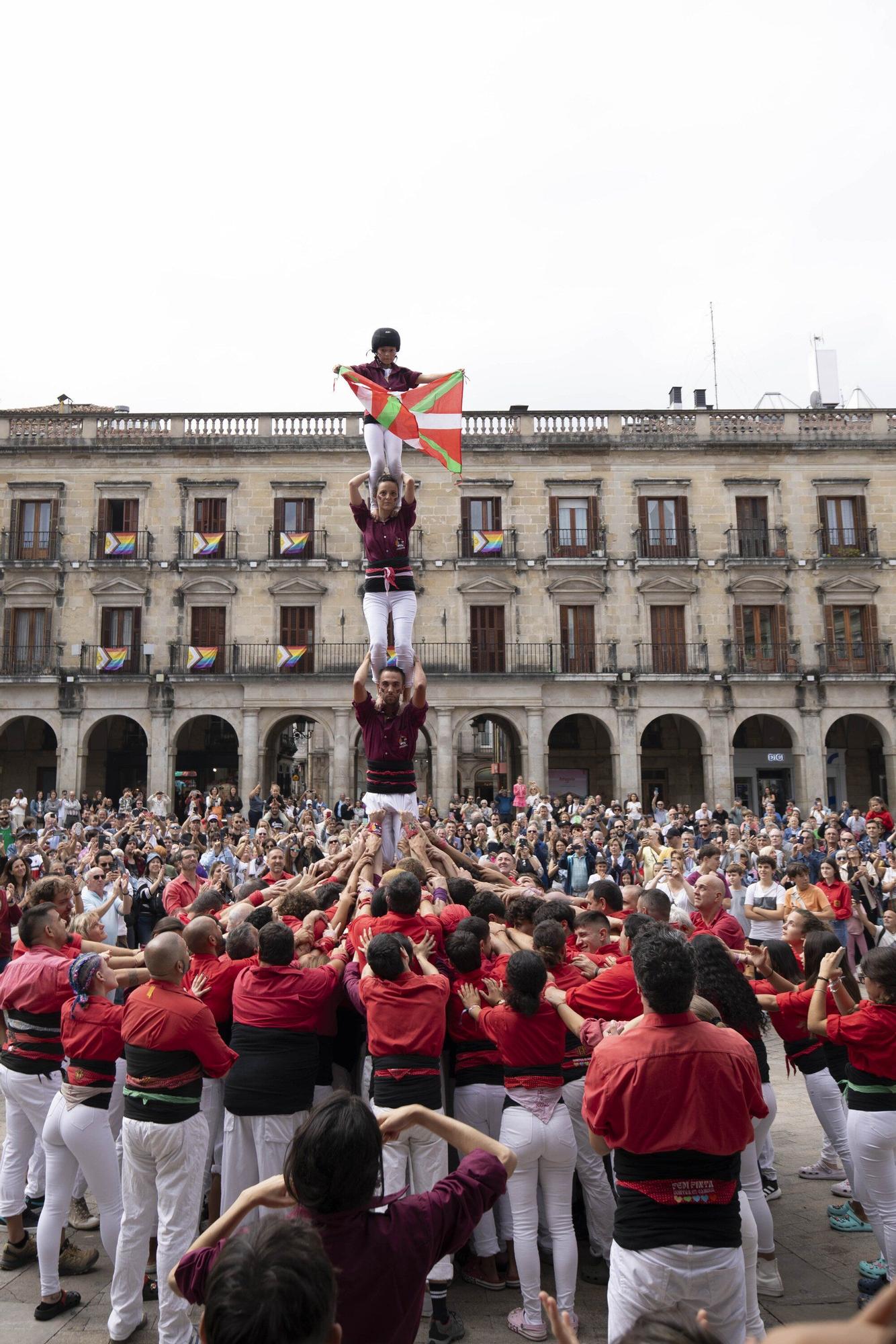 En imágenes: La Plaza Nueva de Vitoria acoge una gran Diada Castellera