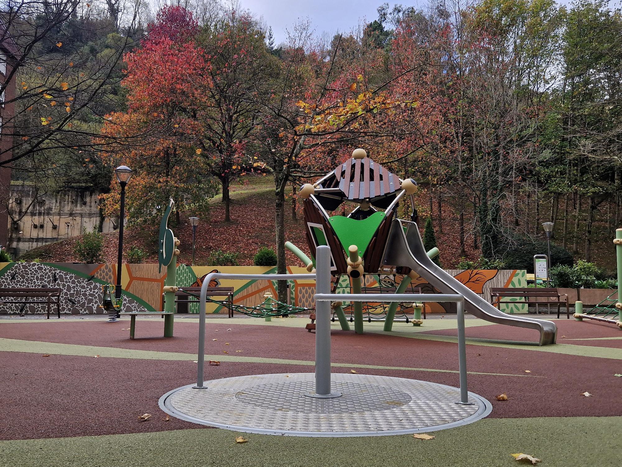 Nuevos columpios en la Campa Ibaizabal en el barrio de La Peña