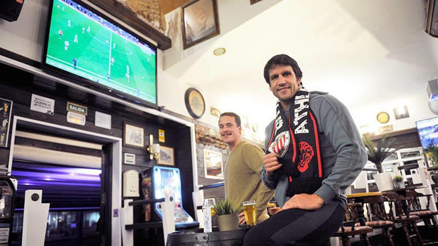 Eneko Van Horenbeke ve el partido junto a su amigo Iñigo Clavell en el bar Silvers del puerto deportivo de Getxo.Foto: Oskar González