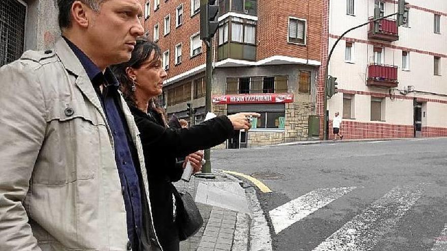 La delegada de Urbanismo muestra al alcalde los puntos a arreglar por petición vecinal.