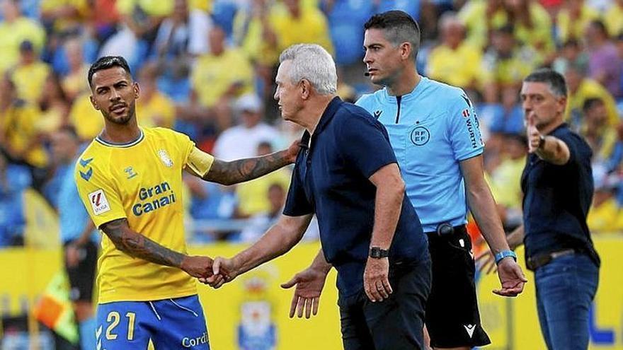 Jonathan Viera y Aguirre se saludan tras un lance del partido.  | FOTO: EFE