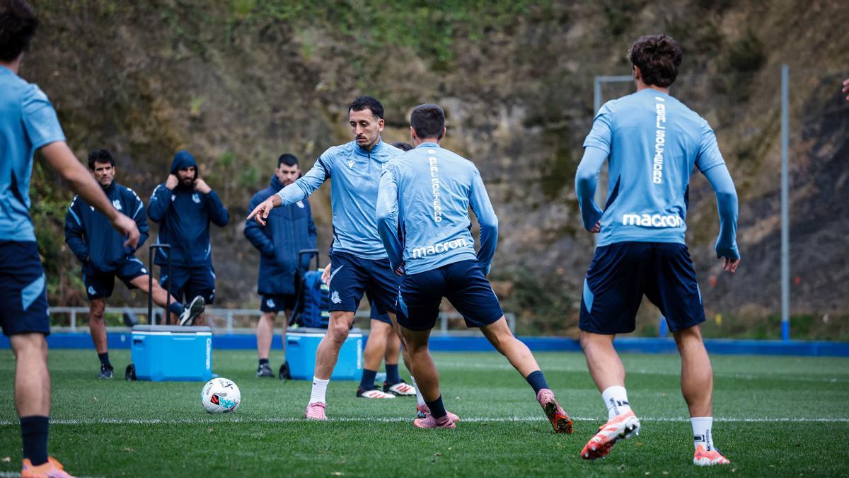Oyarzabal, con el balón, ante varios compañeros, en el entrenamiento de ayer en Zubieta.