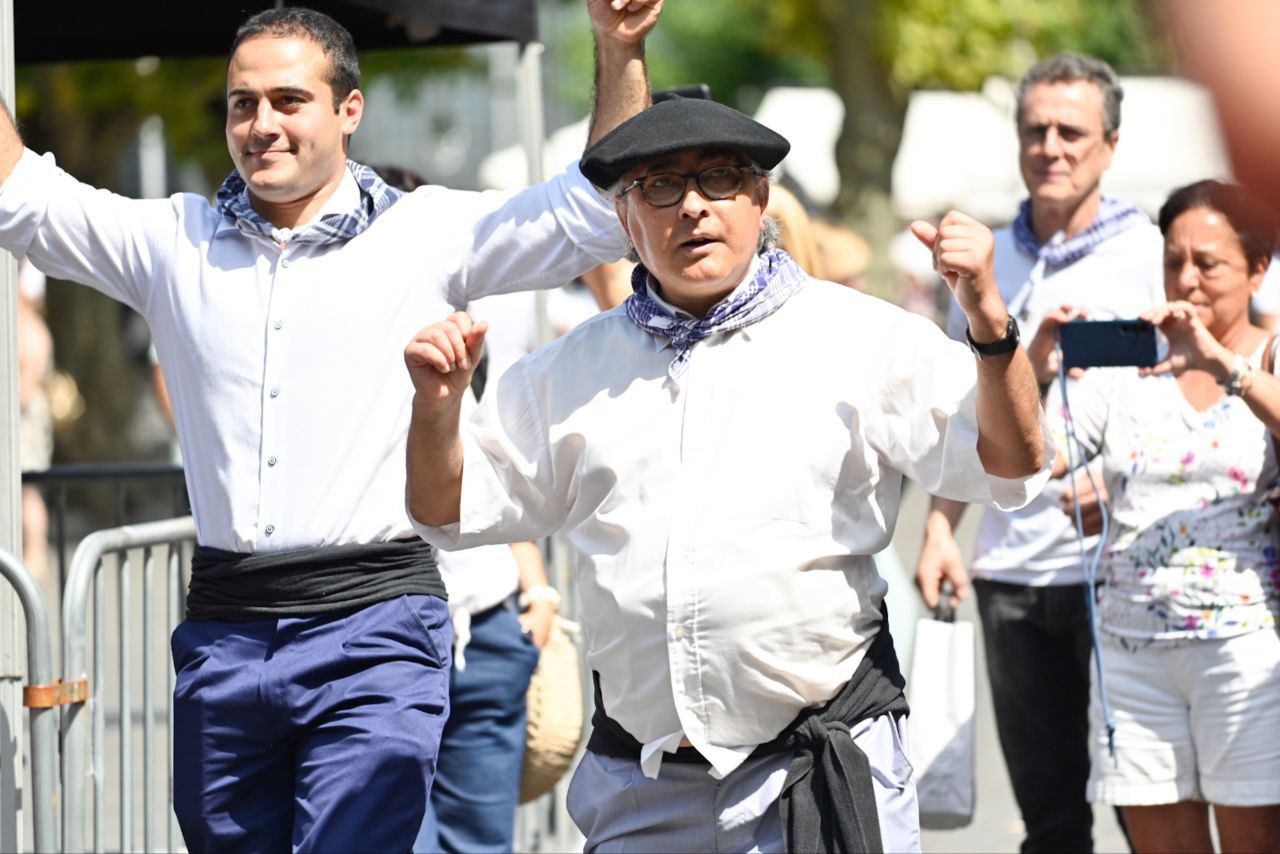 Gran ambiente en el desfile de la Euskal Jira de Irun