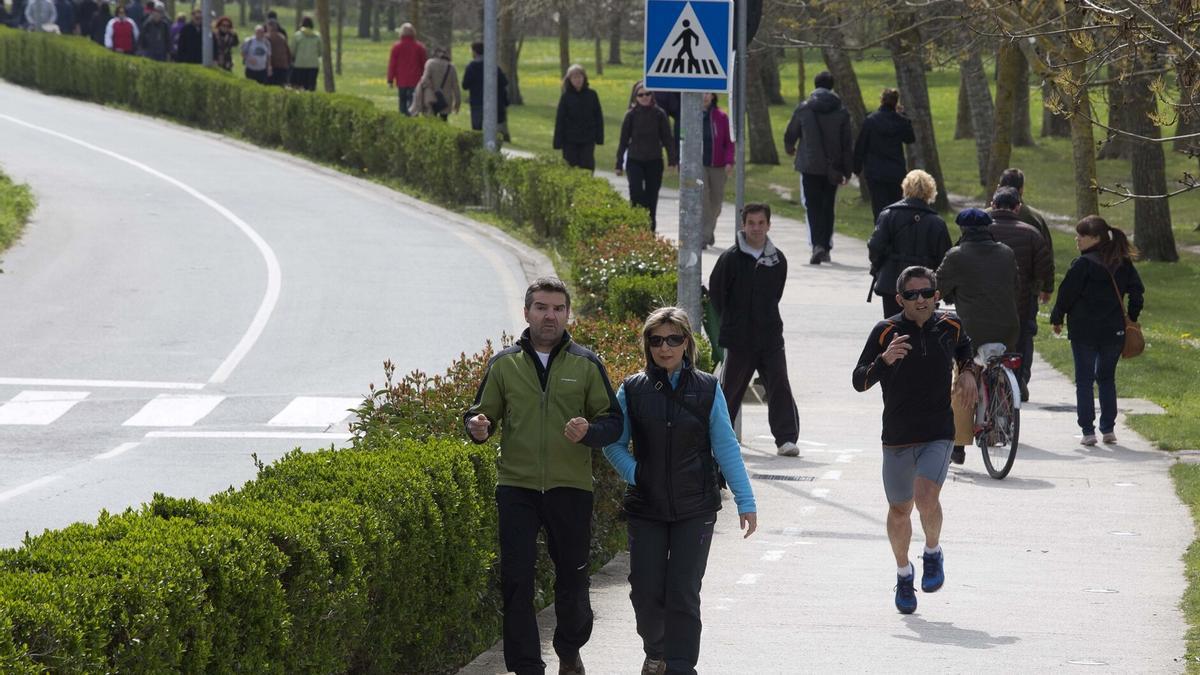Decenas de personas paseando por el entorno del Parque Fluvial de Pamplona.