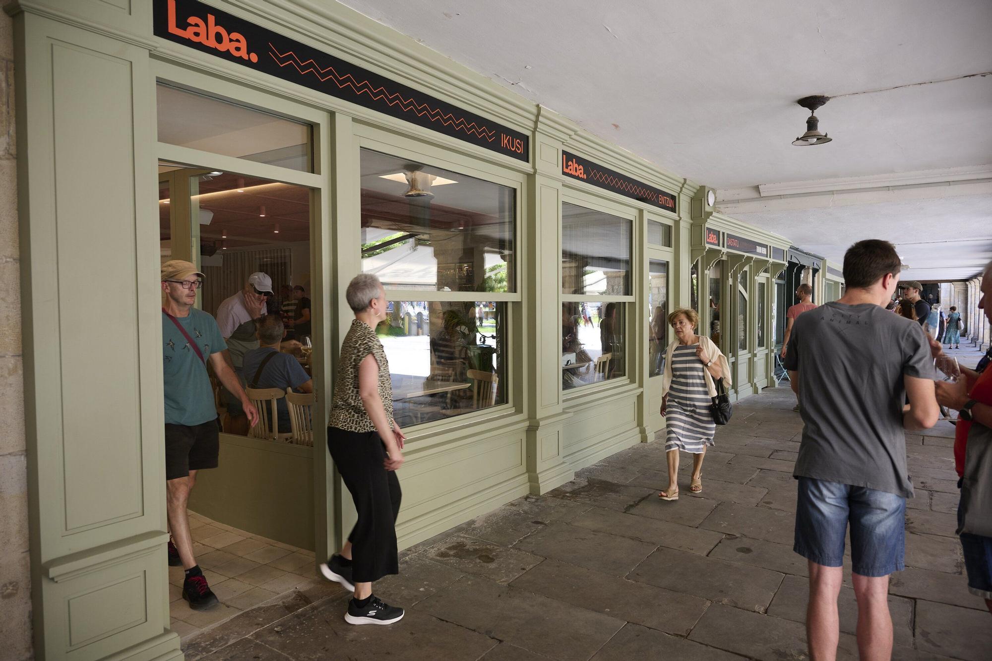 Fotos de la inauguración del bar Laba Elkartea en la Plaza del Castillo