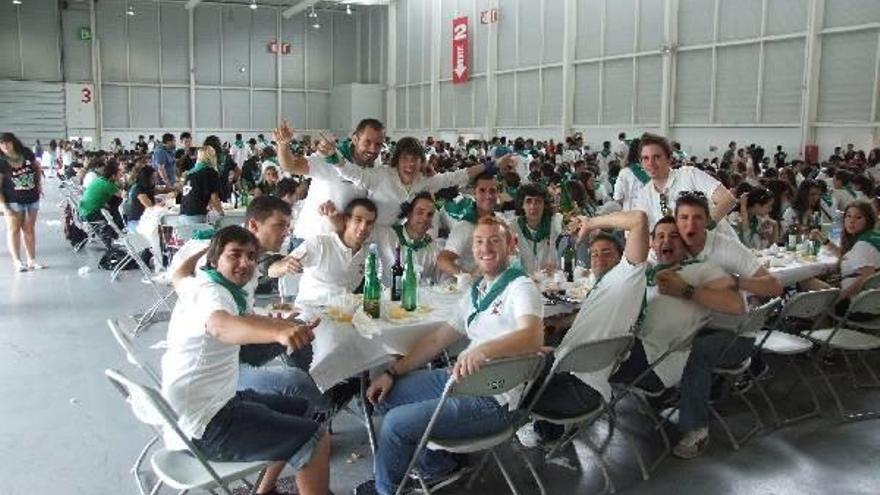 Los jóvenes disfrutaron a tope en la Herri Bazkaria de cuadrillas de Ficoba y todas las actividades adicionales de esta.