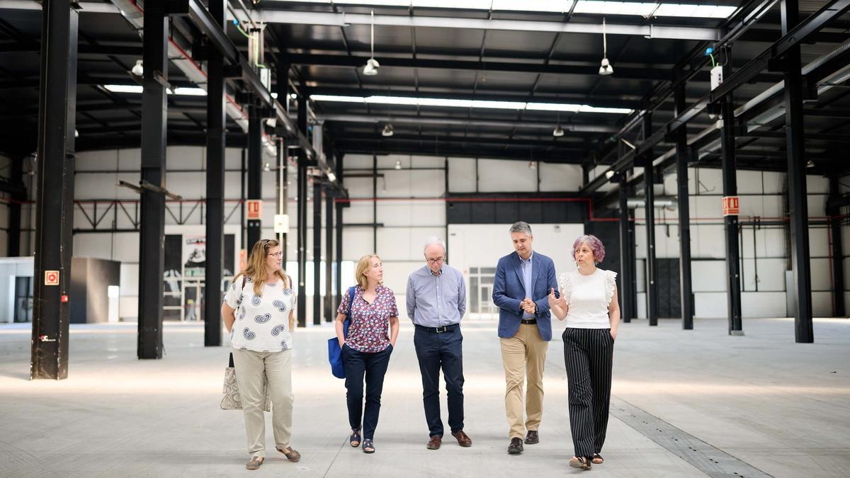 Autoridades visitan las instalaciones de Refena, que el Gobierno foral convertirá en la sede del Instituto de Patrimonio Cultural de Navarra.
