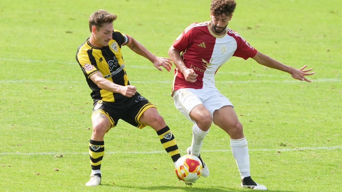 Julen Huidobro pugna con un jugador del Cacereño.