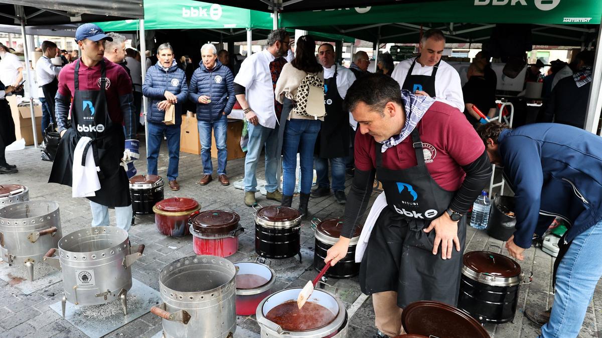 La alubiada solidaria se lleva preparando en Santo Tomás desde hace varios años.