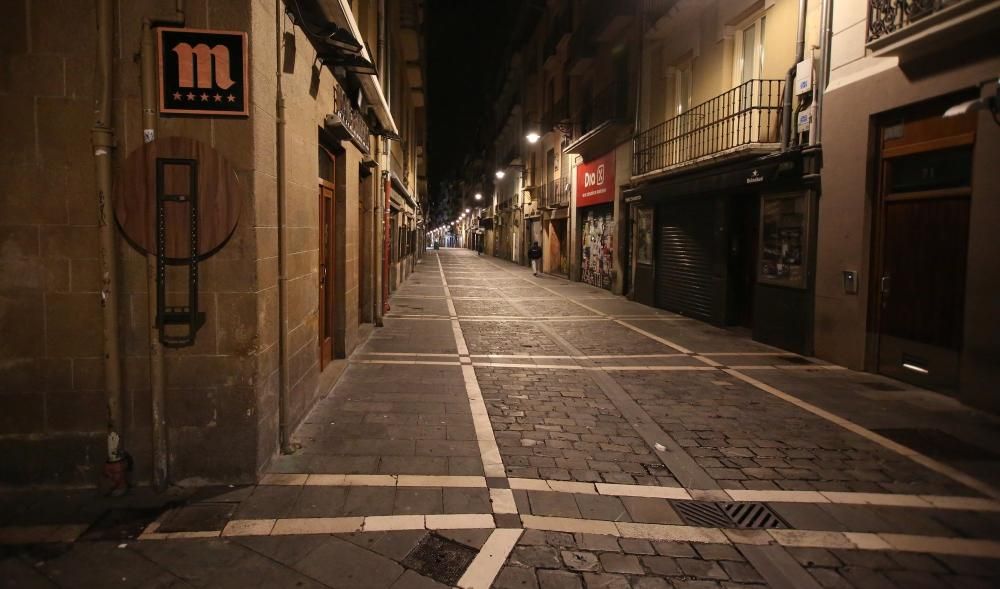 Imágenes de las calles del Casco Viejo de Pamplona con los bares cerrados a partir de las 10 de la noche