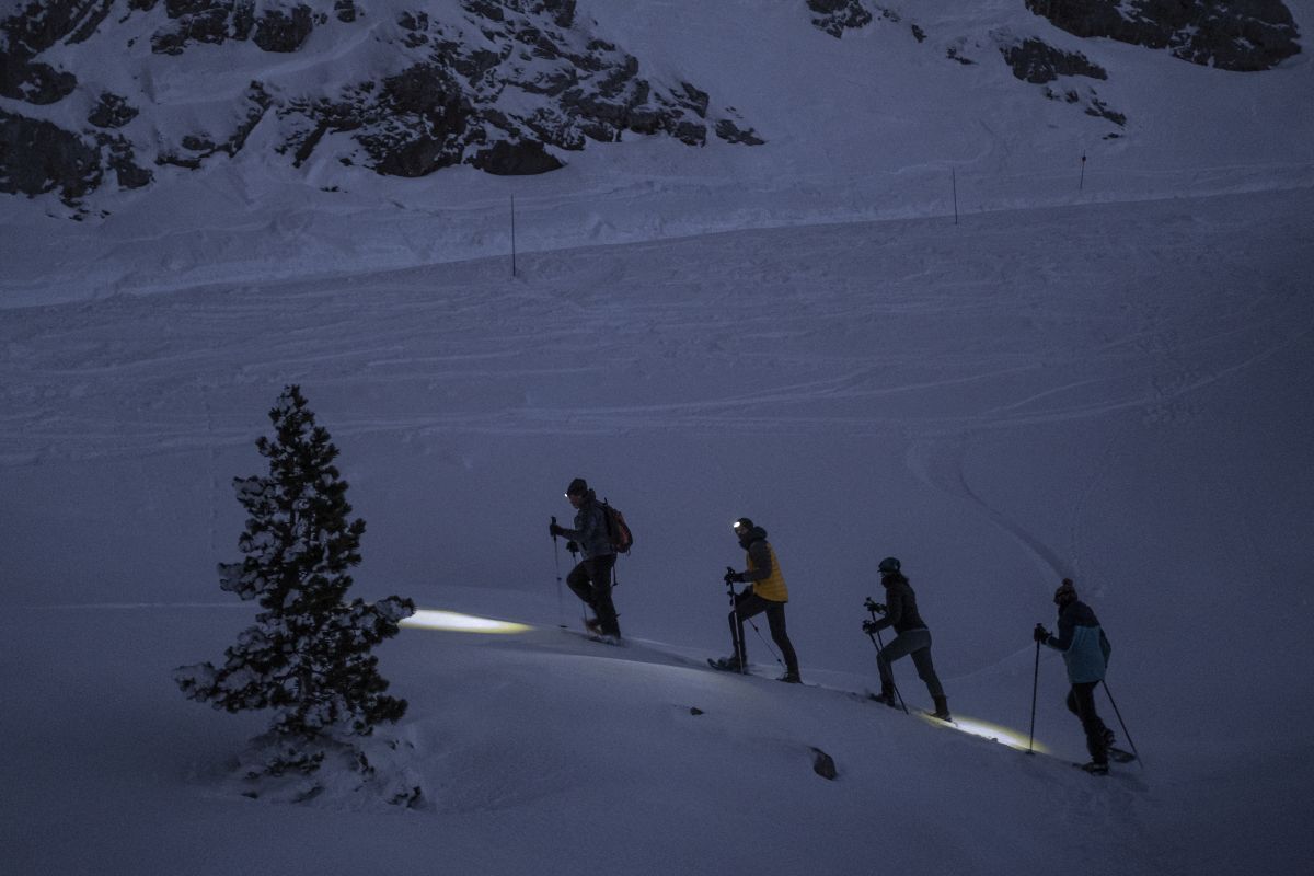 Excursión nocturna sobre la nieve.