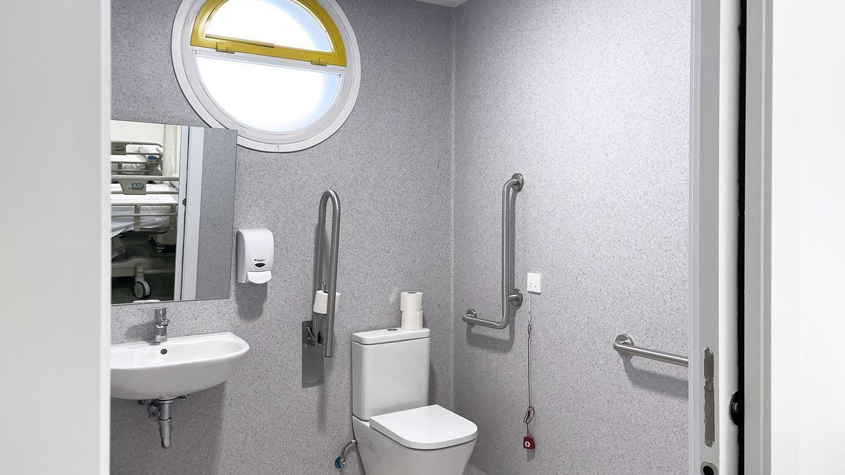 Uno de los baños rehabilitados.