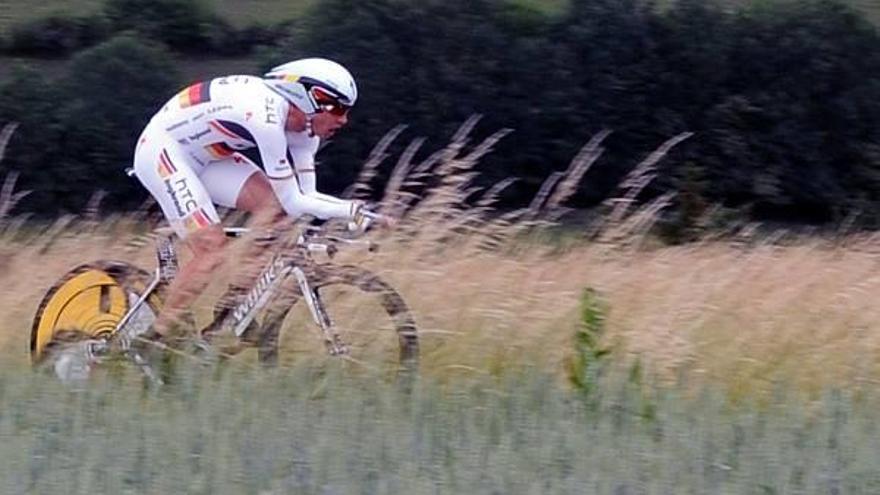 Tony Martin gana la contrarreloj y Wiggins toma el liderato