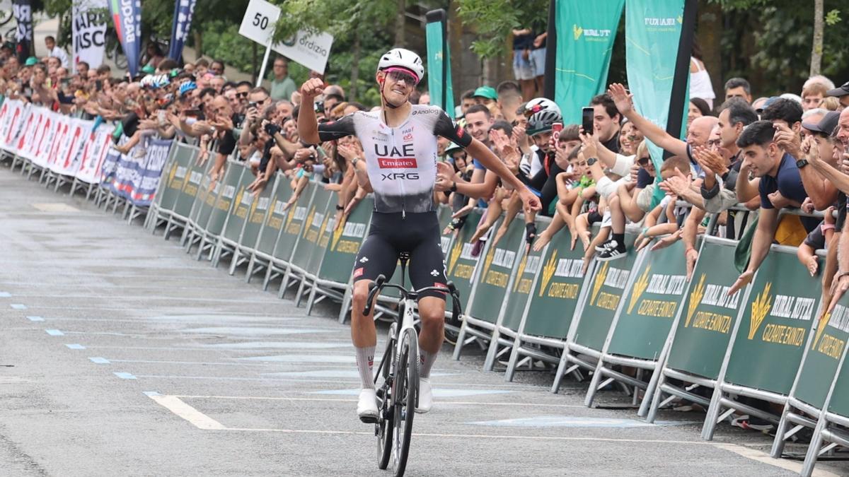 Igor Arrieta entra victorioso en la meta de Ordizia.