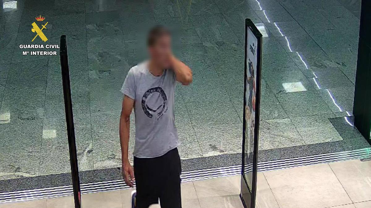 Imágenes del multirreincidente vecino de San Adrián durante la comisión de varios robos en Calahorra