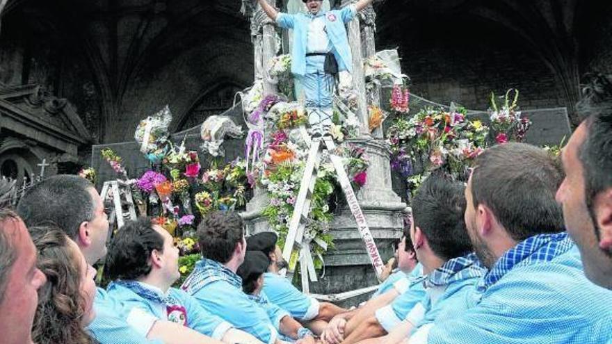 Una cuadrilla de blusas, durante la ofrenda a la Virgen Blanca.