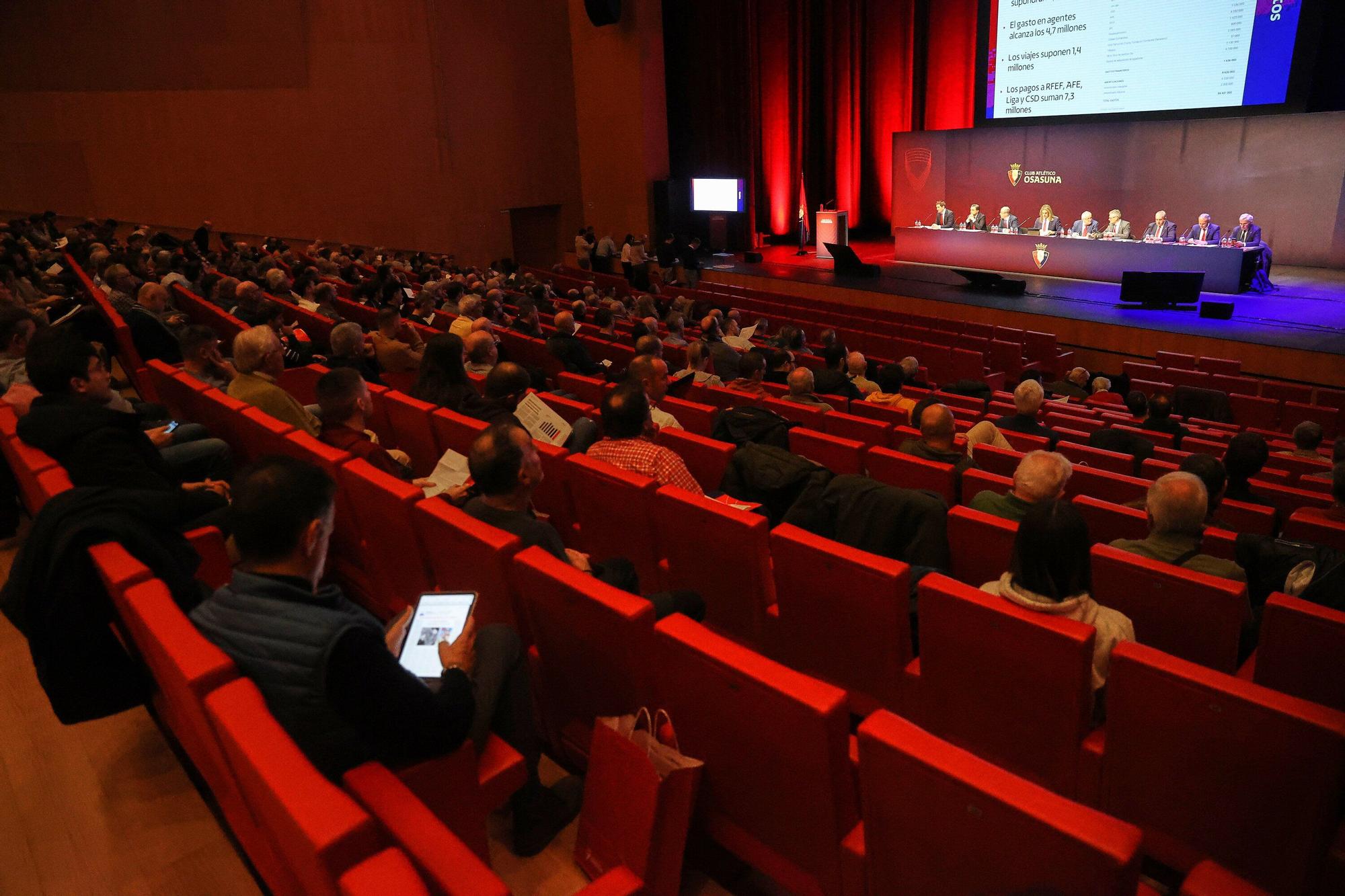Fotos de la Asamblea de socios de Osasuna en Baluarte
