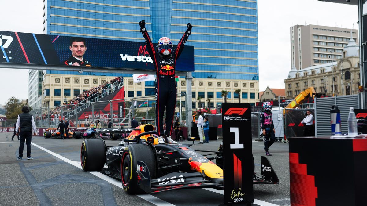 Max Verstappen celebra su victoria en el Gran Premio de Azerbaiyán.