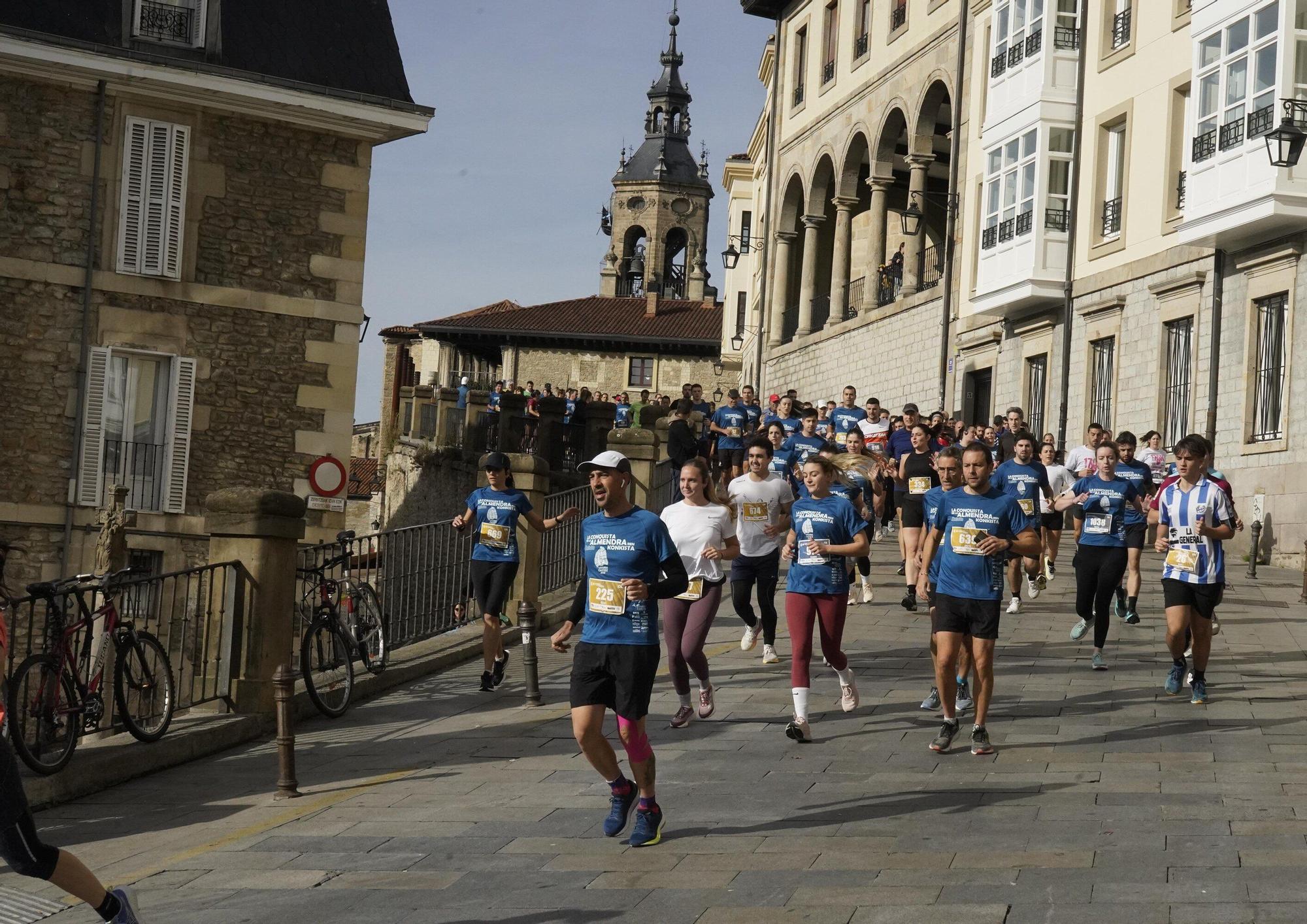 En imágenes: Miles de personas conquistan la Almendra de Gasteiz