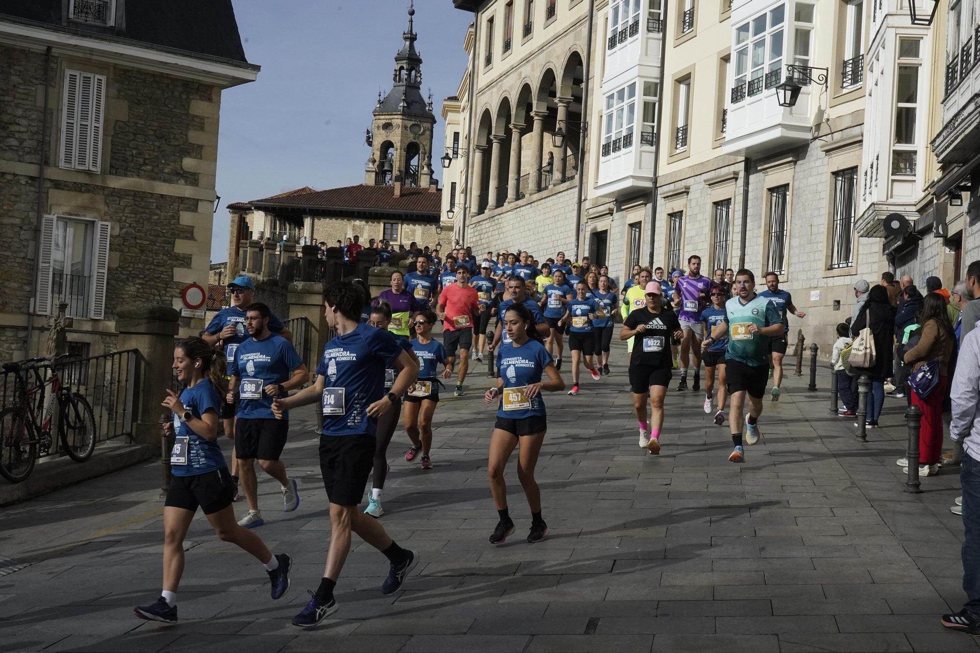 En imágenes: Miles de personas conquistan la Almendra de Gasteiz