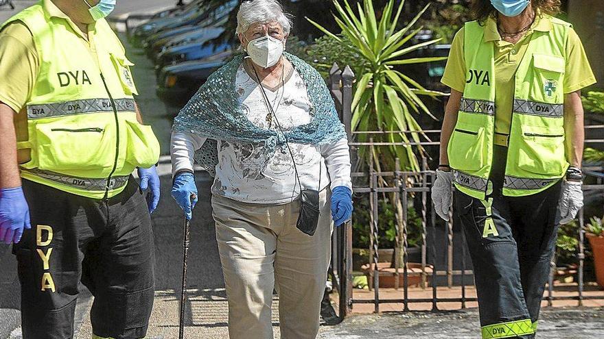 Mari Loren Zapiain acompañada de los voluntarios de DYA Gorka Maiz e Irene Tapia, ayer por la tarde.