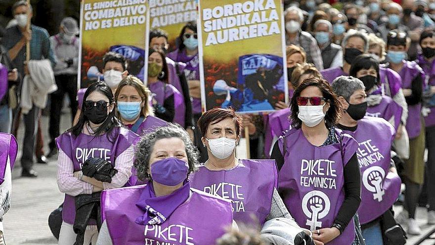 La cabecera de la marcha convocada ayer en Pamplona por el sindicato LAB. Foto: Unai Beroiz