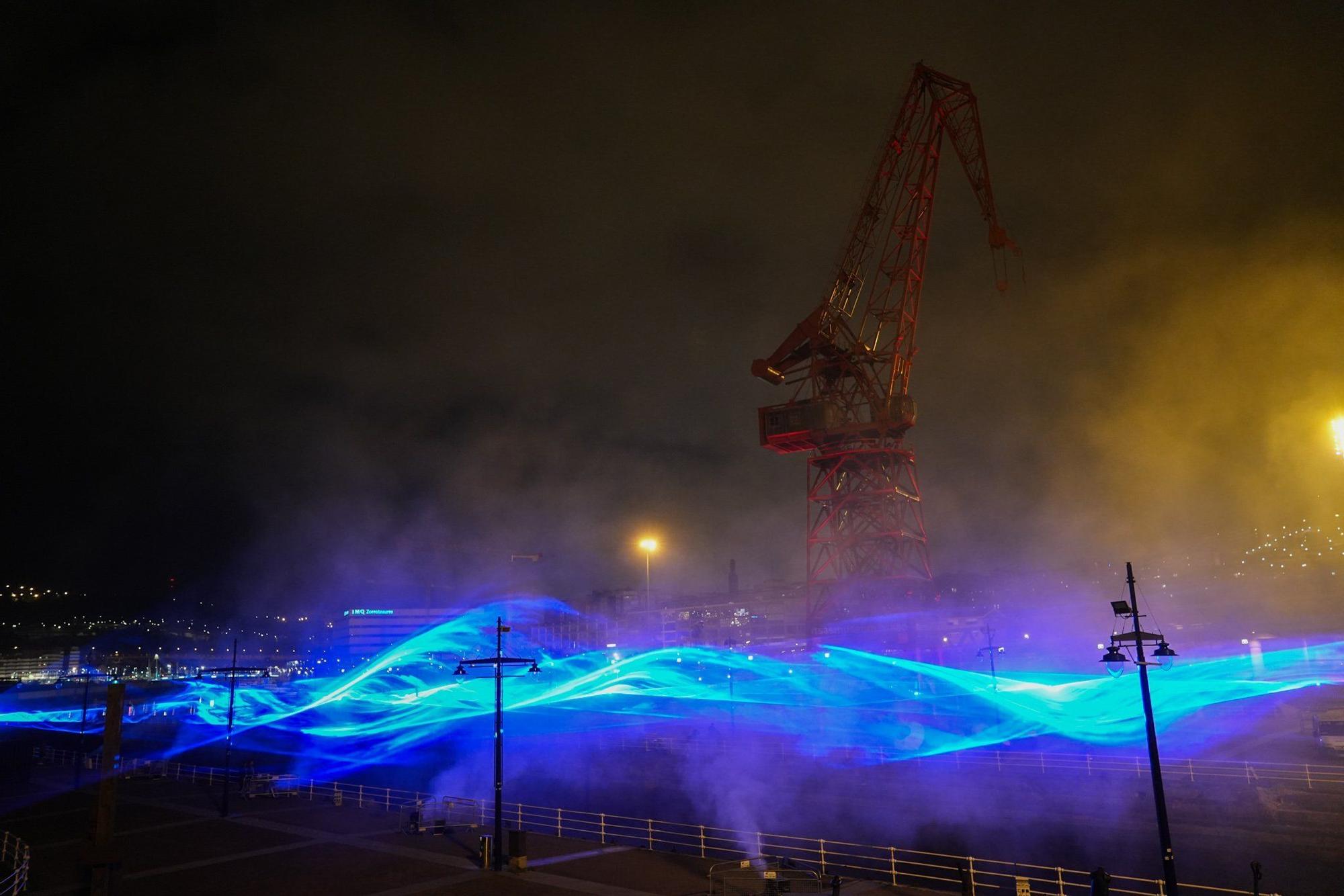 En imágenes: ‘Waterlicht’, un océano de luz azul sobre la ría de Bilbao