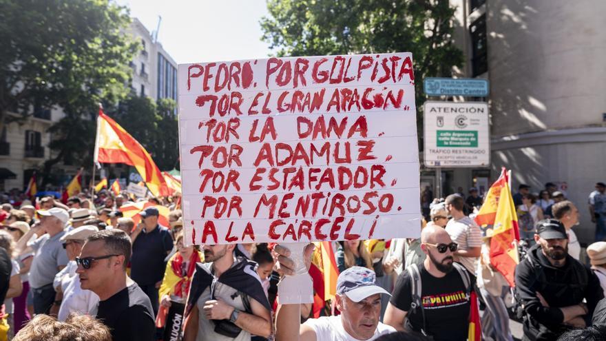 Tres detenidos y siete agentes heridos en la manifestación para pedir la dimisión de Sánchez