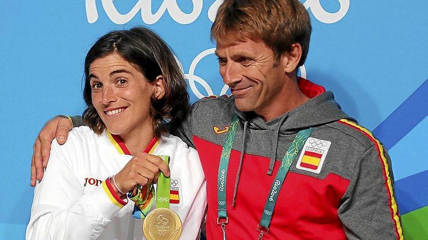 Maialen Chourraut, tras colgarse el oro en Río, junto a Xabi Etxaniz. Foto: Efe