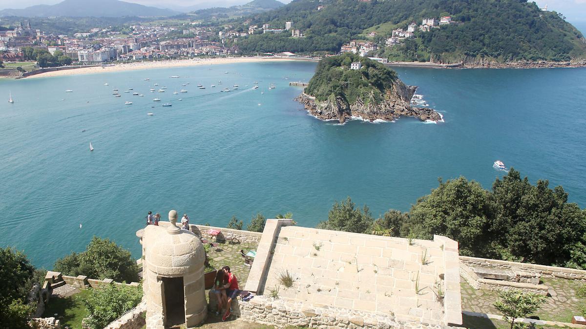 La isla vista desde el monte Urgull, por donde trataron de huir los agresores