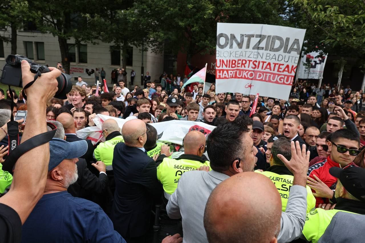 Momentos de tensión en la EHU por una protesta de jóvenes en favor de Palestina