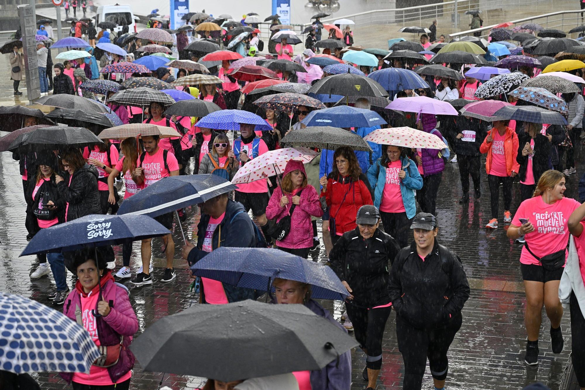 En imágenes: los paraguas tiñen la marea rosa de Bilbao