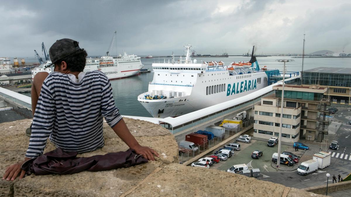 Un joven migrante en el puerto de Melilla.