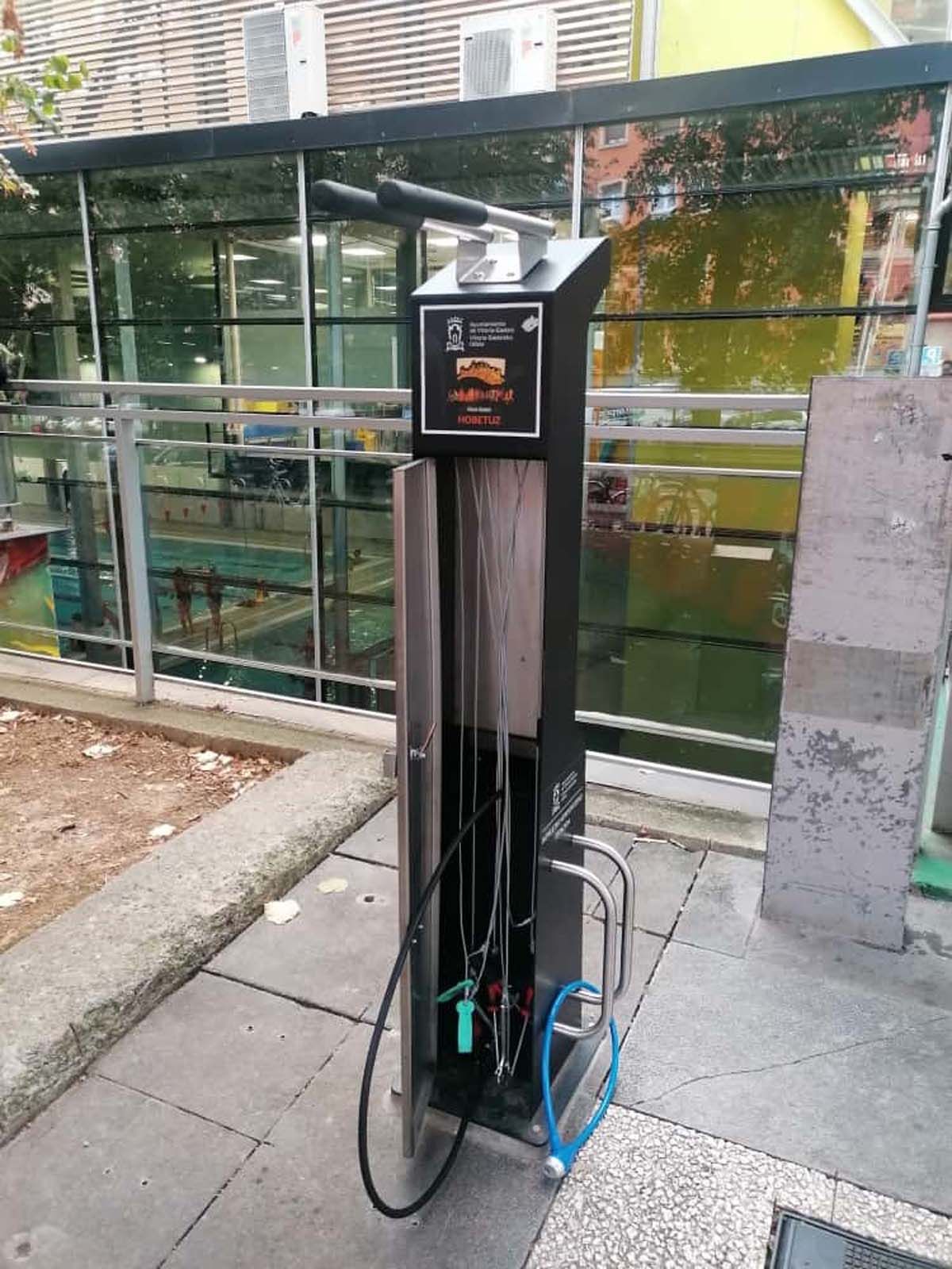La estación de reparación de bicicletas de Aldabe conserva todas sus herramientas, auqnue el inflador está estropeado, como en el resto de puntos