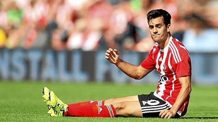 Juanmi se lamenta en un partido con el Southampton.