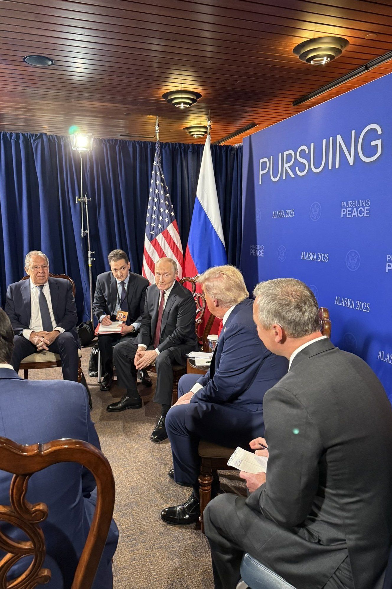 Donald Trump y Vladimir Putin se reúnen en Alaska bajo el lema 'Persiguiendo la paz'