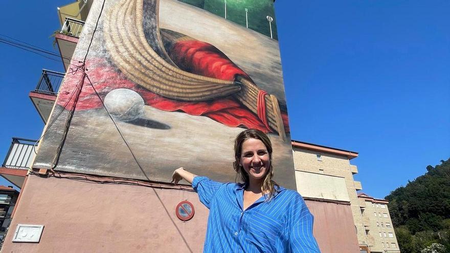 Mikele Irazusta culmina el mural creado en Markina-Xemein para celebrar la diáspora vasca