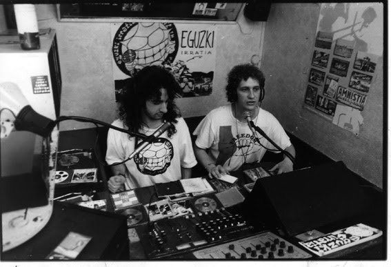 Juankar Urra y Joseba Zabalza, en una imagen de archivo de las emisiones de &#039;Eguzki Irratia&#039;.