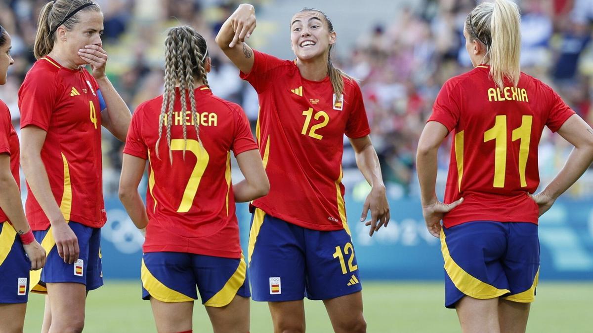 Paredes, con la boca tapada con la mano, da instrucciones junto a Patri Guijarro, en el partido de este jueves.