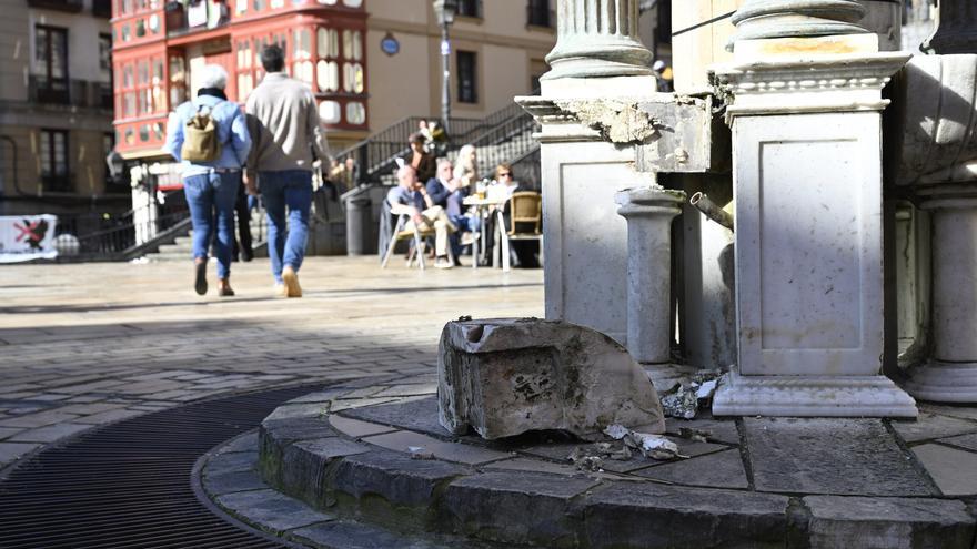 La fuente de la plaza Unamuno del Casco Viejo de Bilbao amanece rota