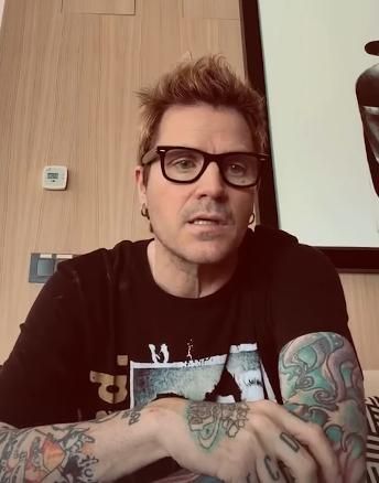 "Lo dije desde ese tono de comunicación de risa, con todo el mundo riéndose. No da para más el asunto", afirma el cantante.