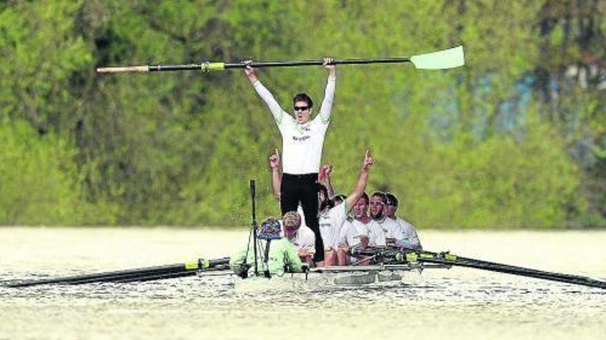 Cambridge se impone en una regata accidentada