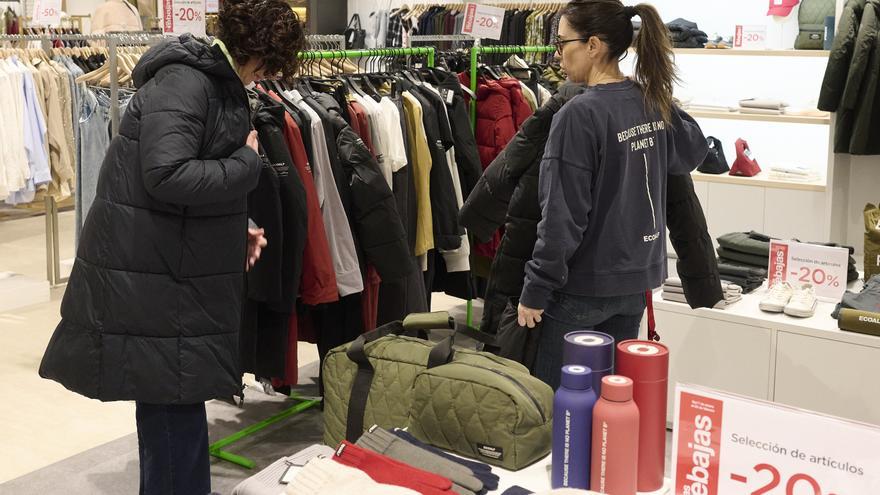 Frío, nieve y escaparates rojos: así se viven las rebajas de enero en Pamplona