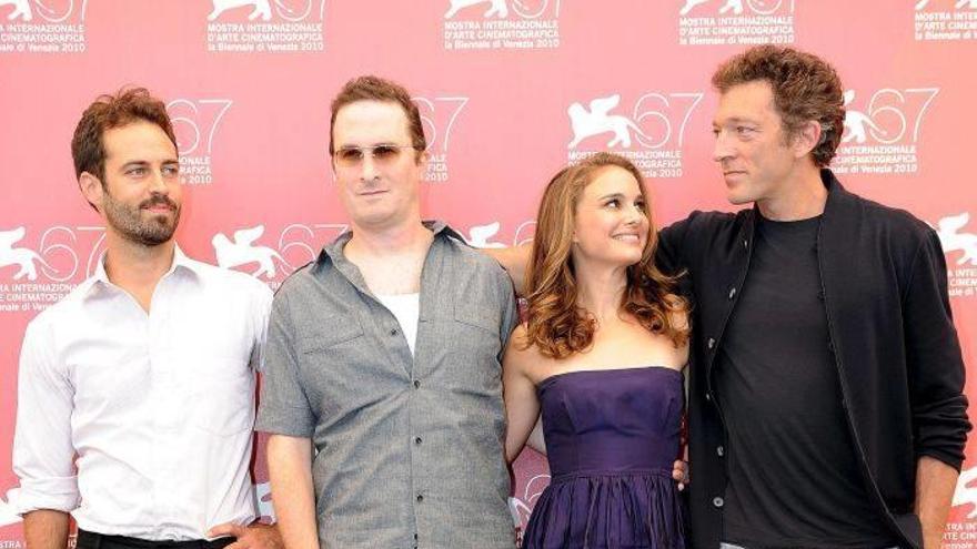 El director estadounidense Darren Aronofsky (2-i) posa con (i-d) el francés Benjamin Millepied, la israelí Natalie Portman y el francés Vincent Cassel durante el pase gráfico de la película &quot;Black Swan&quot; .