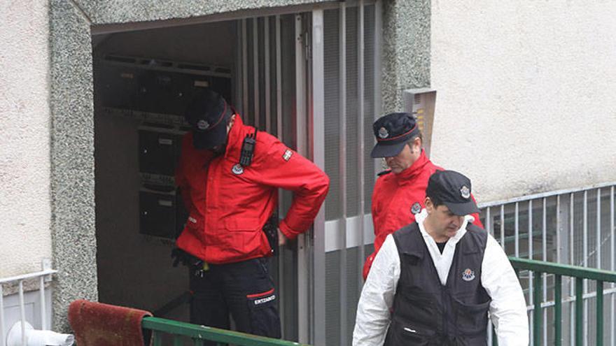Policías de la Unidad Científica revisaron el piso en busca de evidencias.